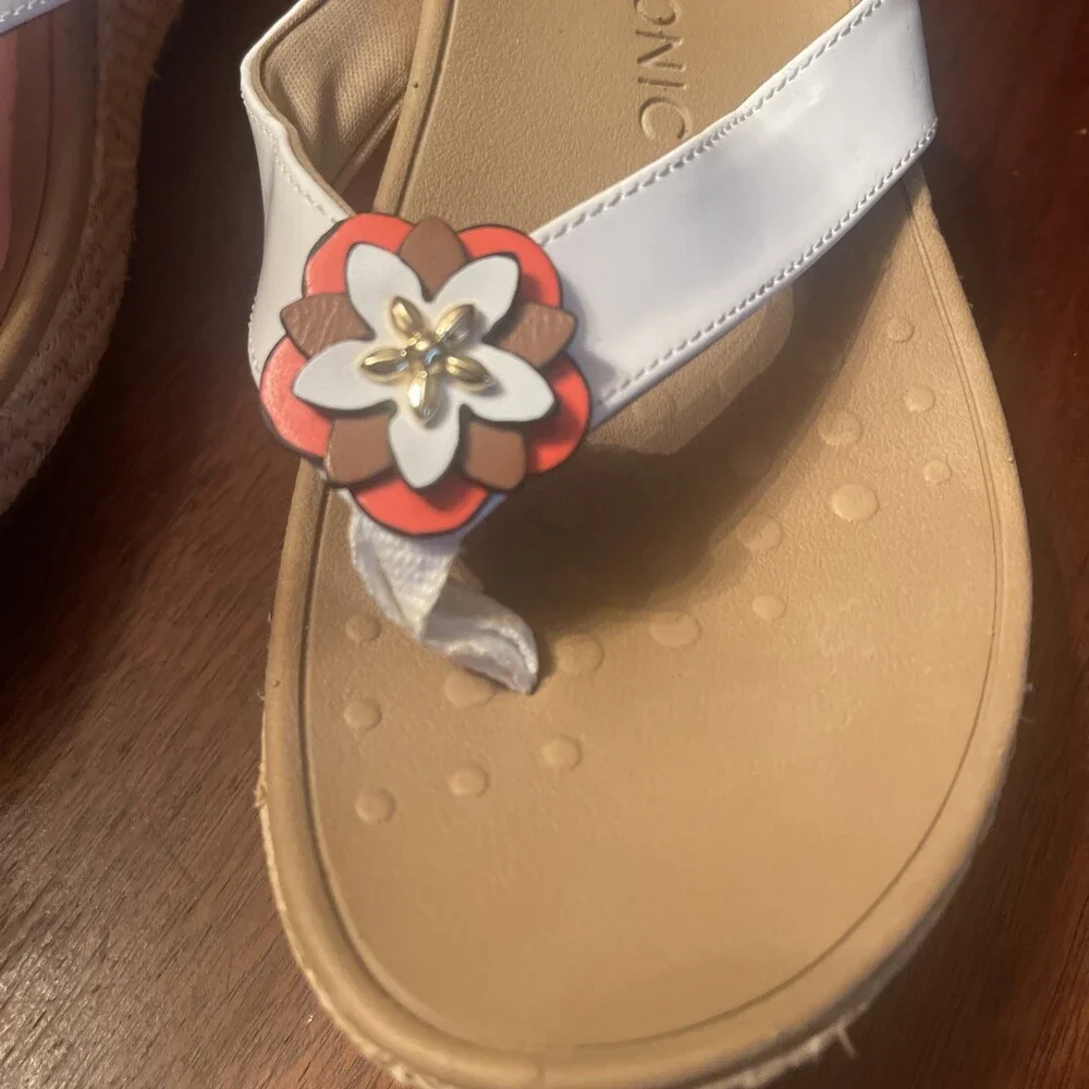 Vionic Sz 8M Mimi Wedge White Patent Leather Floral Embellishment Thong Sandal